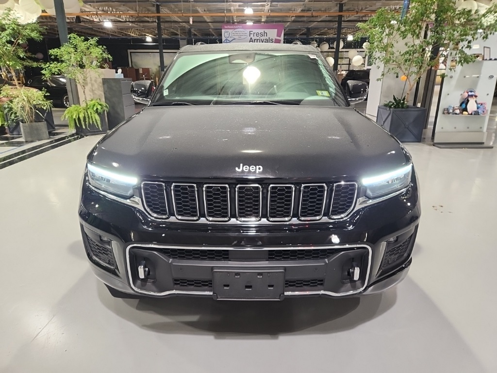 2023 Jeep Grand Cherokee Overland photo 2