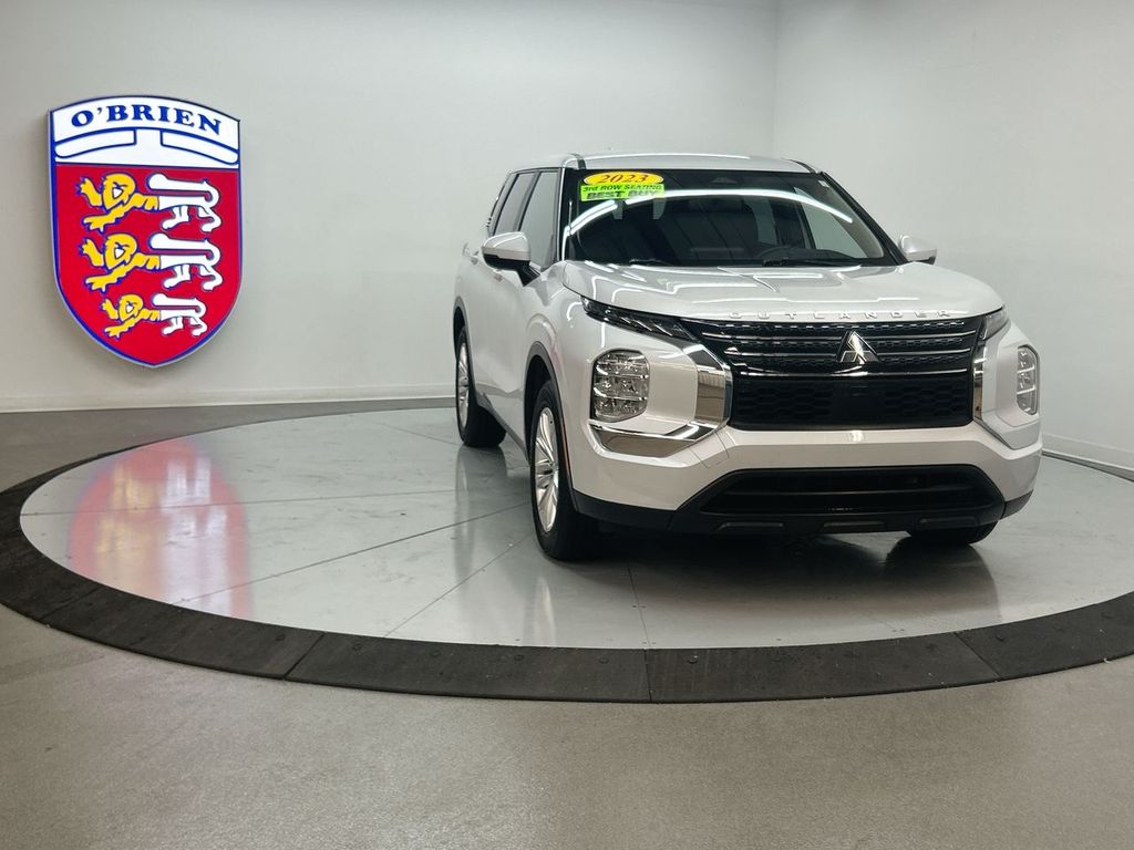 2023 Mitsubishi Outlander ES's photo