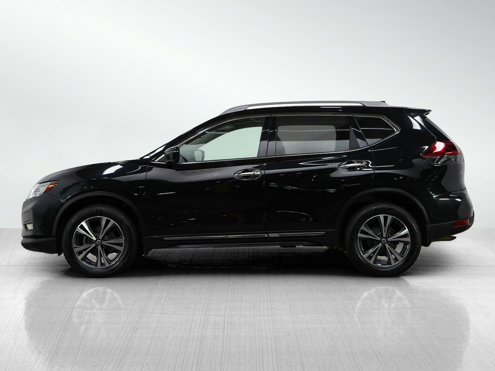 Used 2018 Nissan Rogue SL with VIN 5N1AT2MV8JC798112 for sale in Burnsville, Minnesota