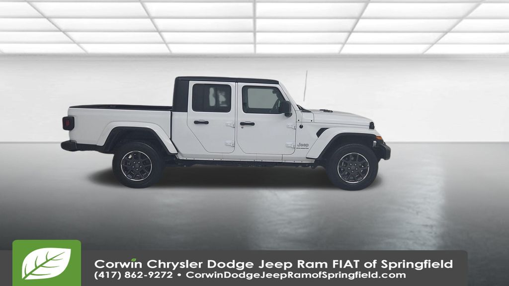 2023 Jeep Gladiator Overland photo 2