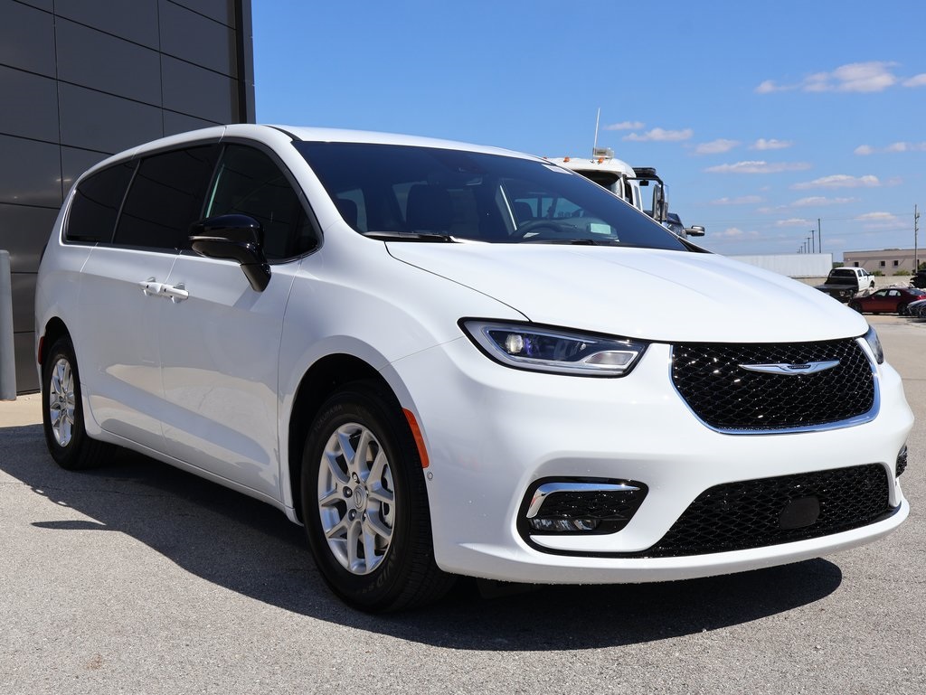 2026 Chrysler Pacifica photo 5