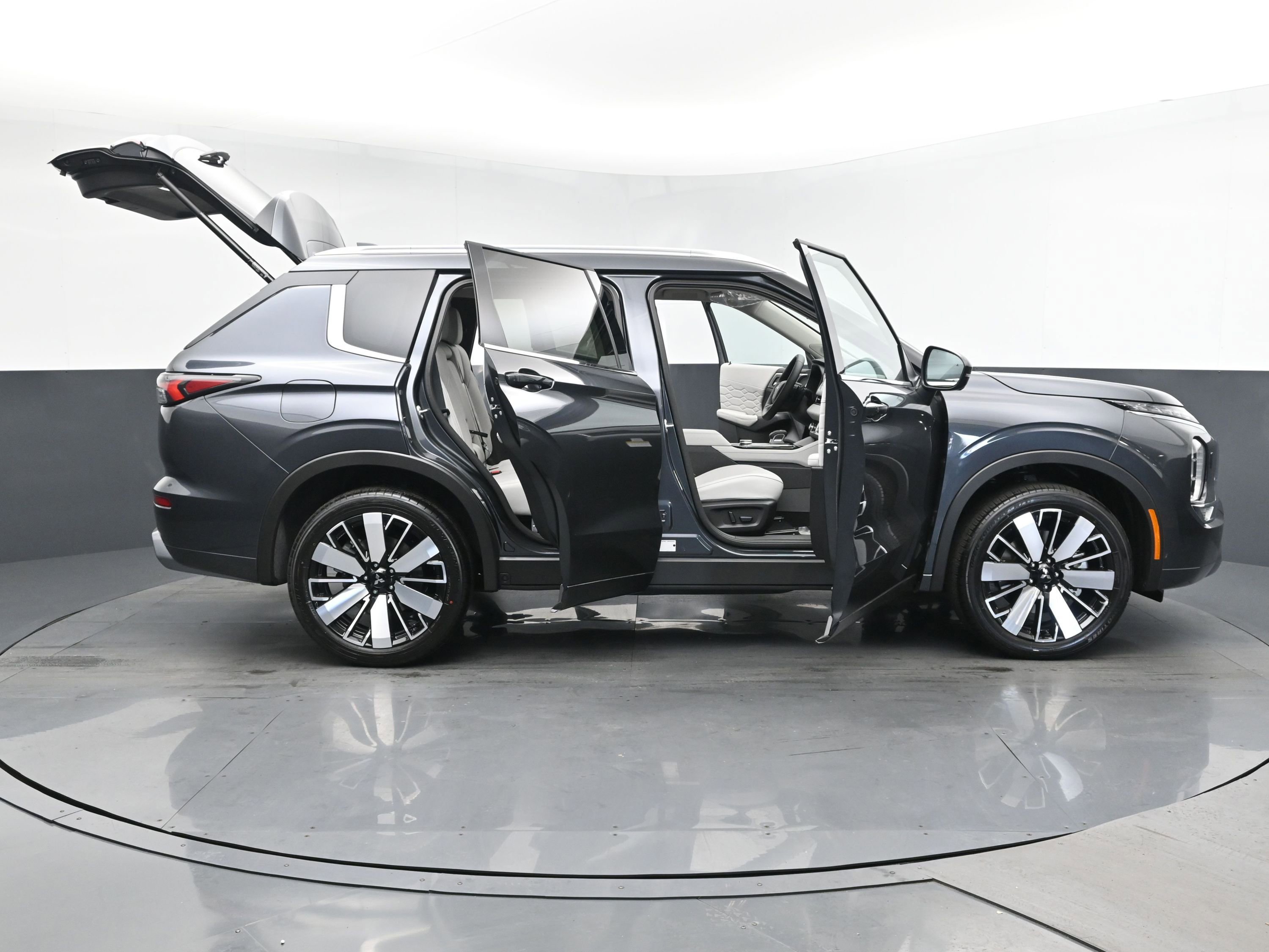 2025 Mitsubishi Outlander SEL photo 29