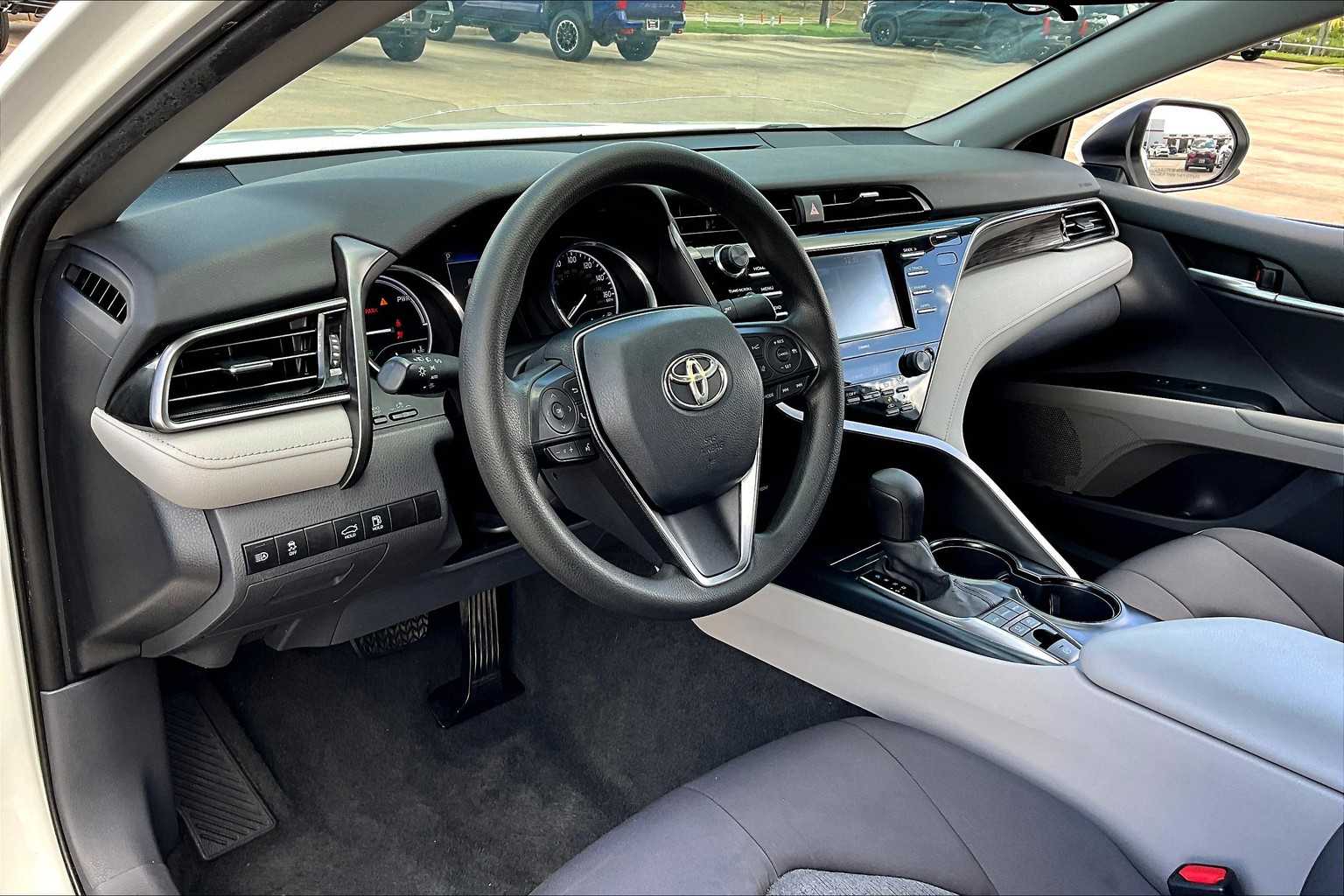 2020 Toyota Camry Hybrid LE photo 13
