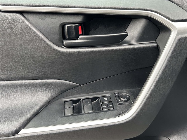 2022 Toyota RAV4 Hybrid LE photo 25