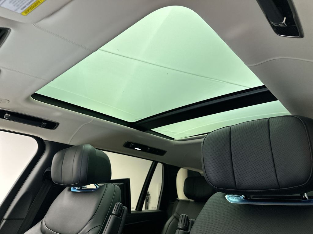 2025 Land Rover Range Rover Autobiography photo 9
