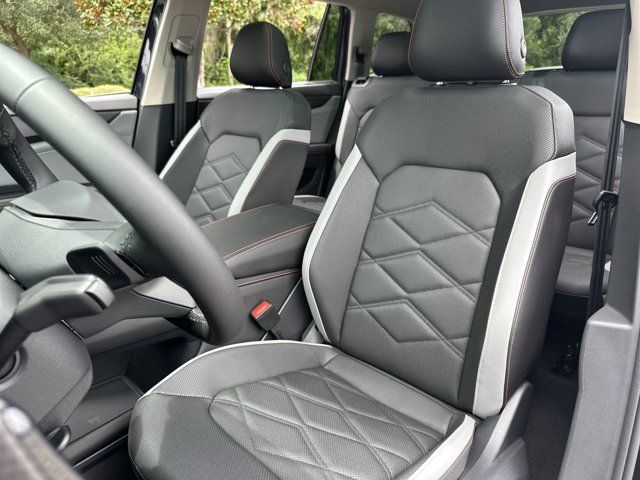 2026 Volkswagen Atlas Peak Edition SE photo 2