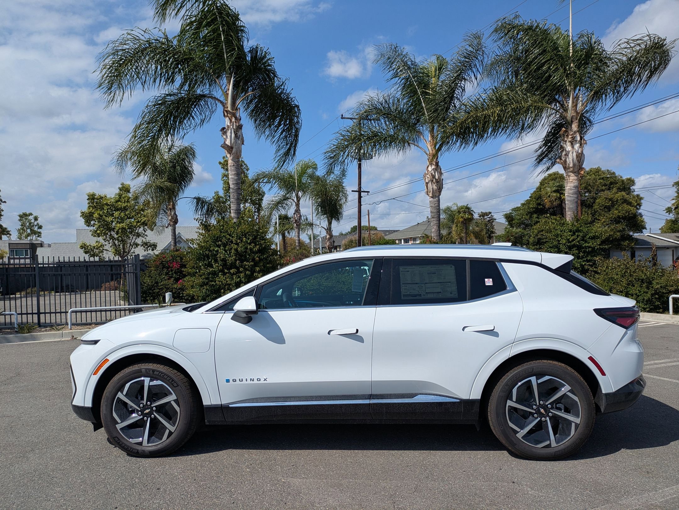 2025 Chevrolet Equinox EV 1LT photo 2