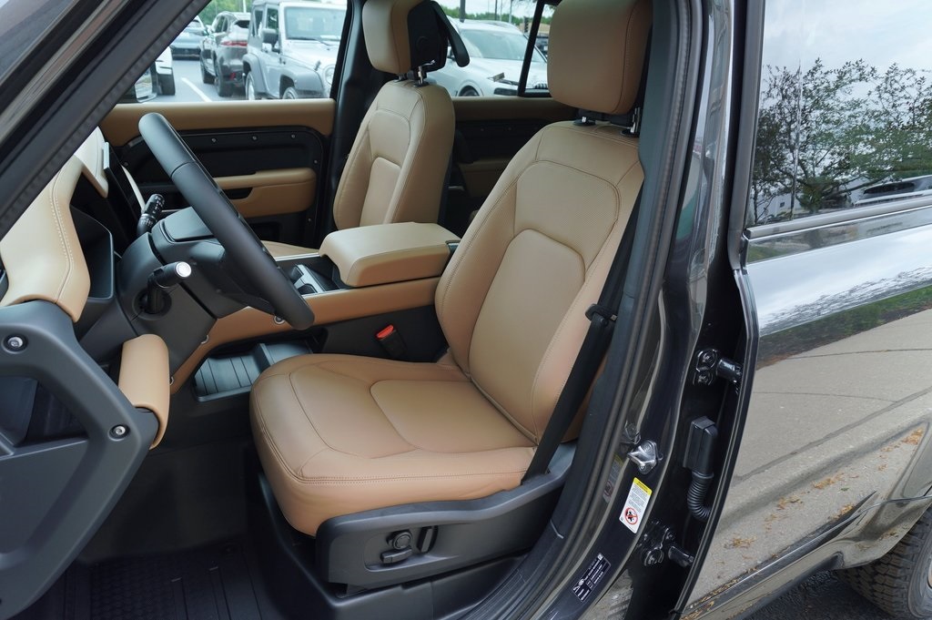 2025 Land Rover Defender 110 X-Dynamic SE photo 11
