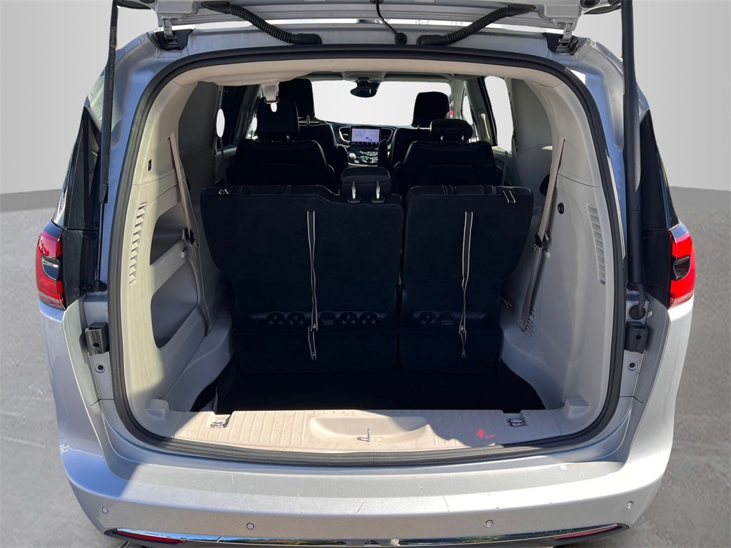 2024 Chrysler Pacifica Touring L photo 8
