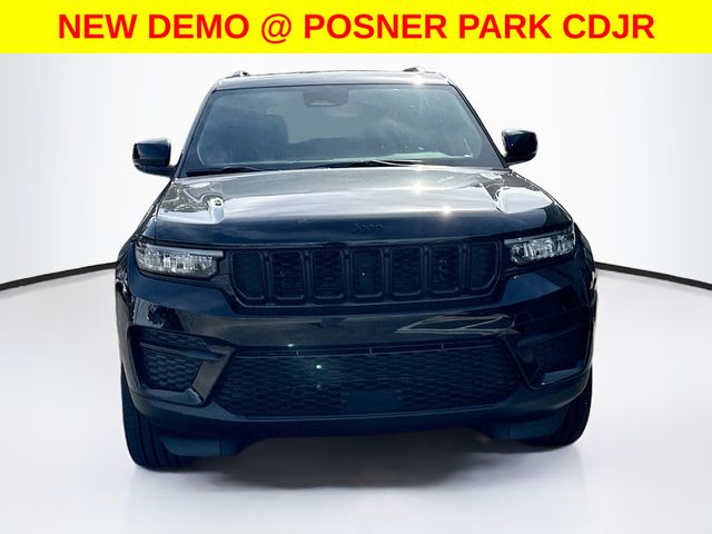 2025 Jeep Grand Cherokee Altitude photo 2