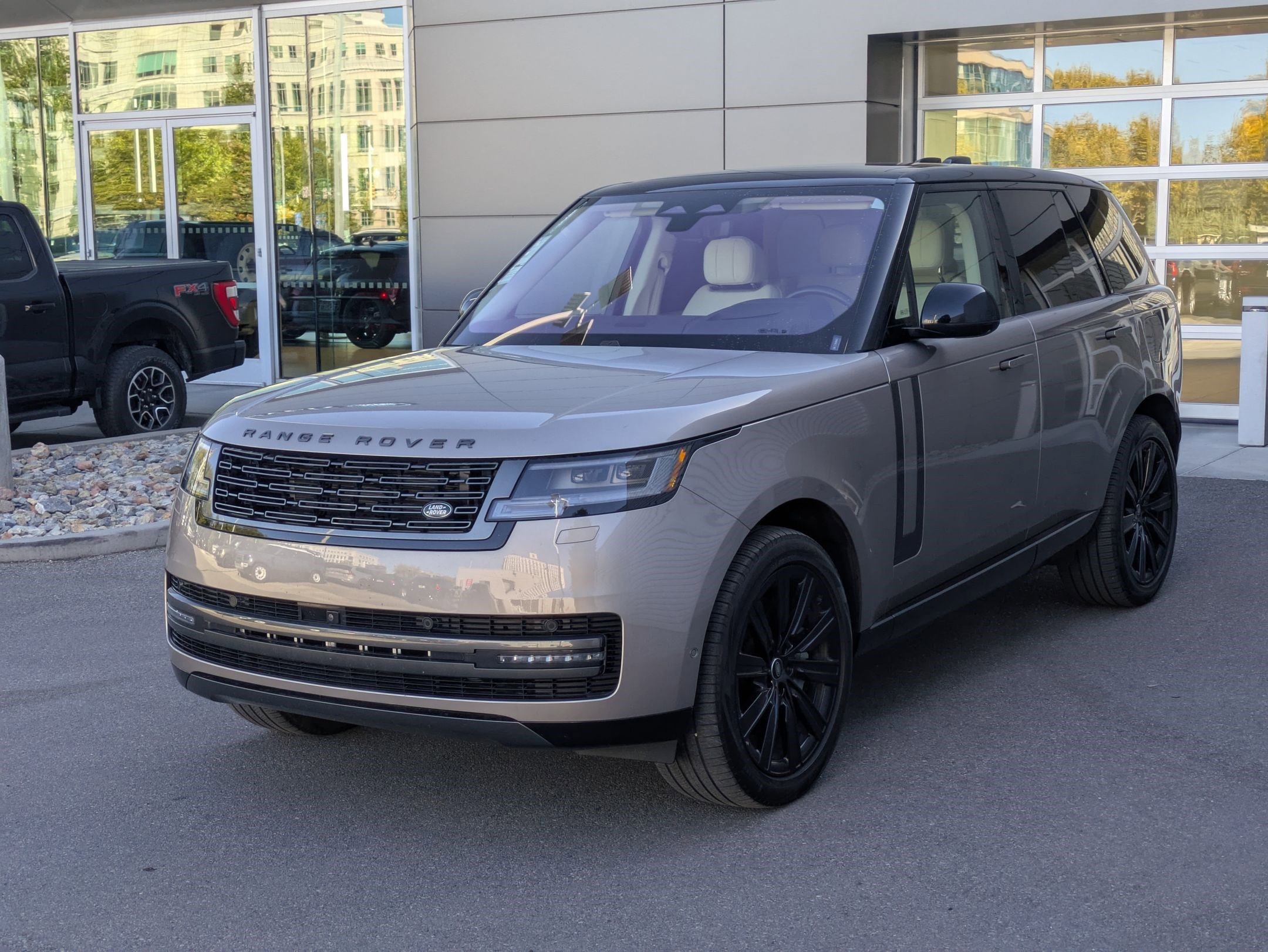2023 Land Rover Range Rover SE photo 8