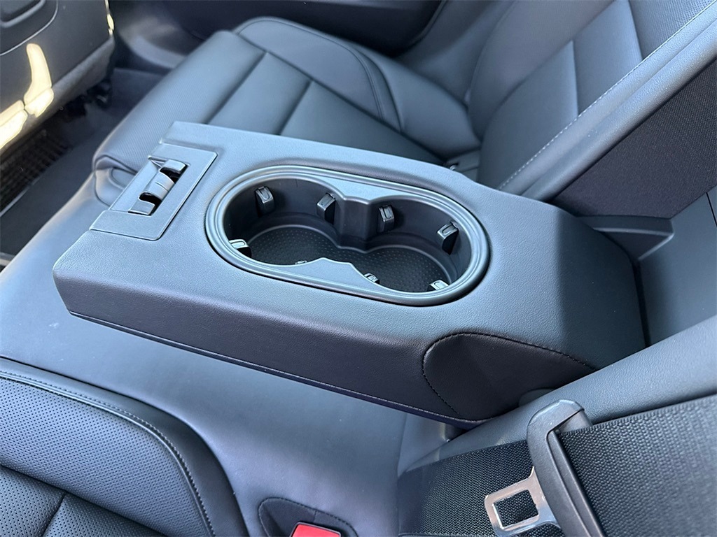 2025 Porsche Taycan photo 33