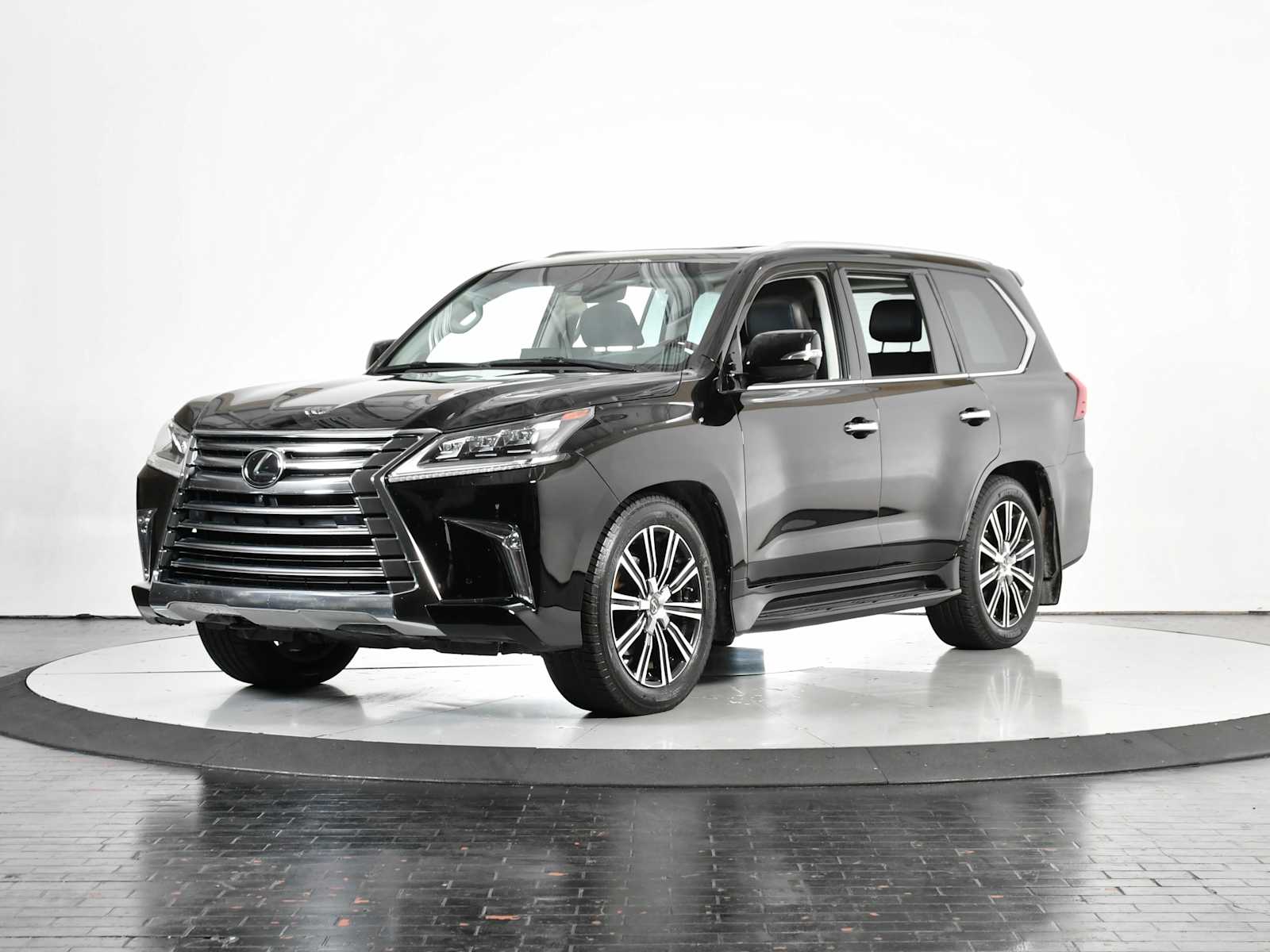 2021 Lexus LX 570's photo