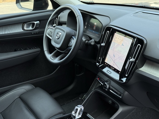 2025 Volvo XC40 Plus photo 24
