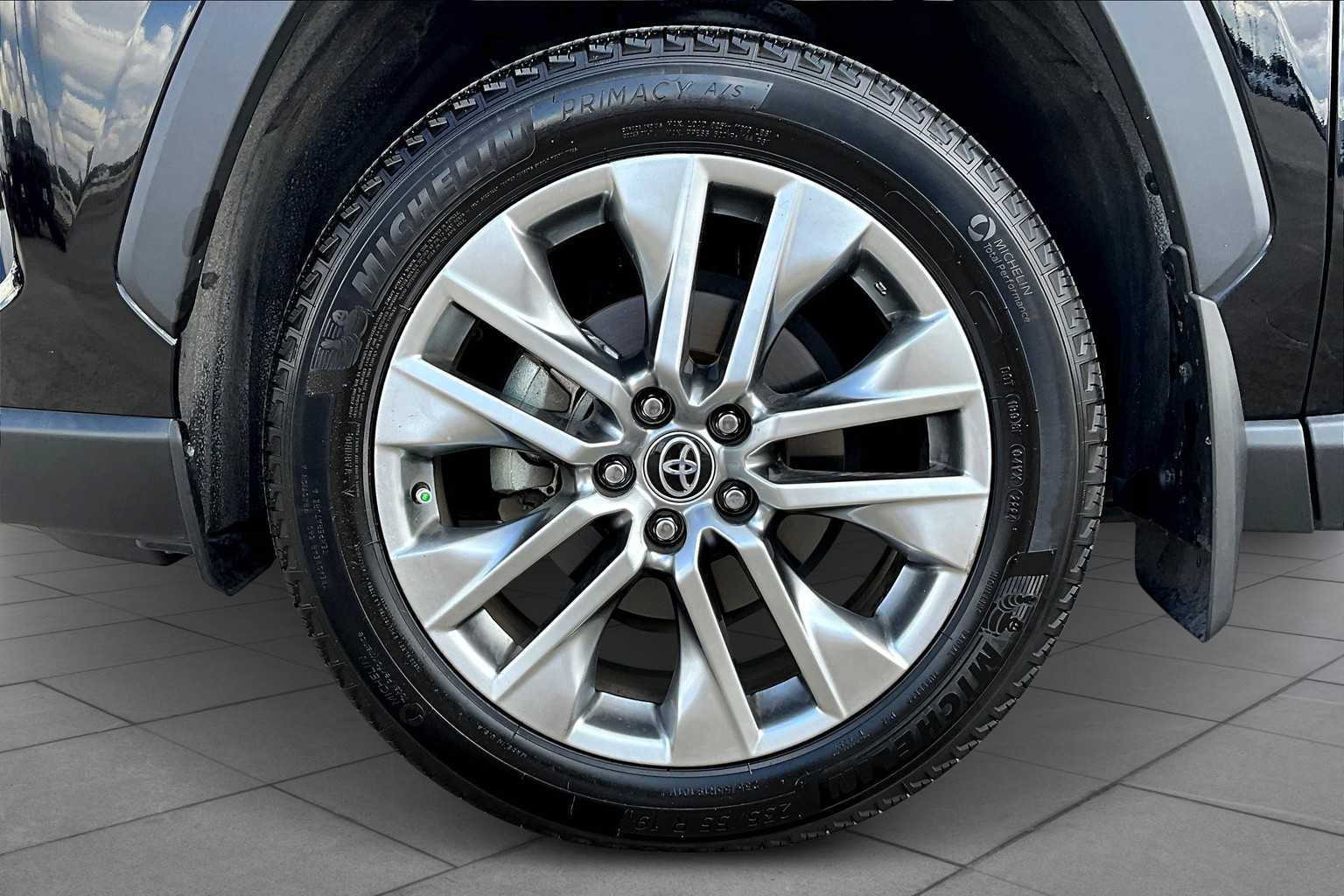 2023 Toyota RAV4 XLE Premium photo 2