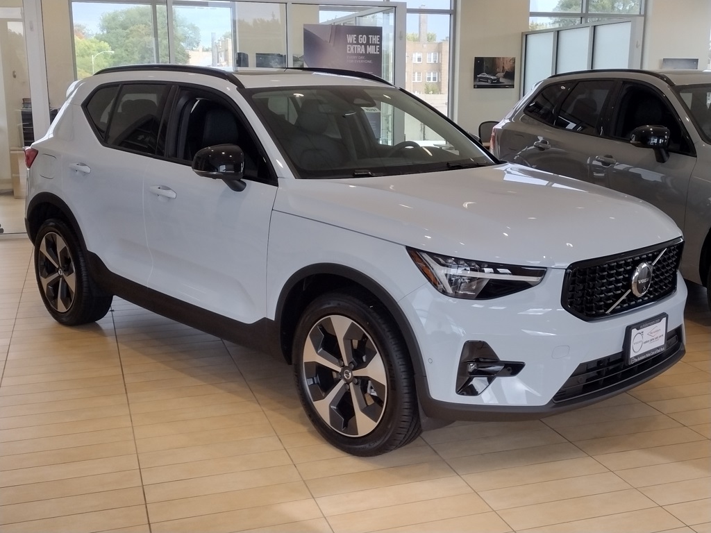 2026 VOLVO XC40 - Image 3