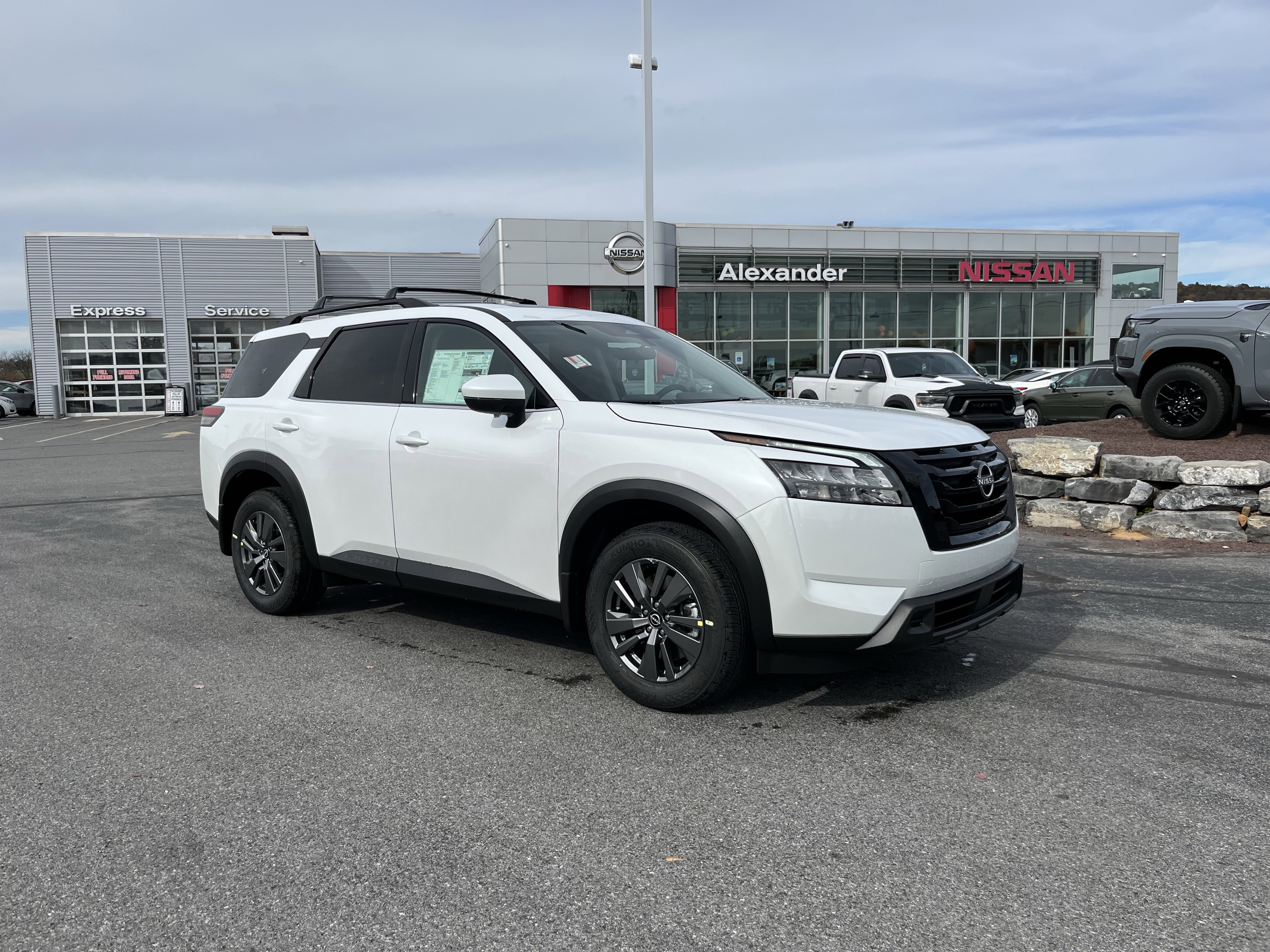2025 Nissan Pathfinder SV's photo