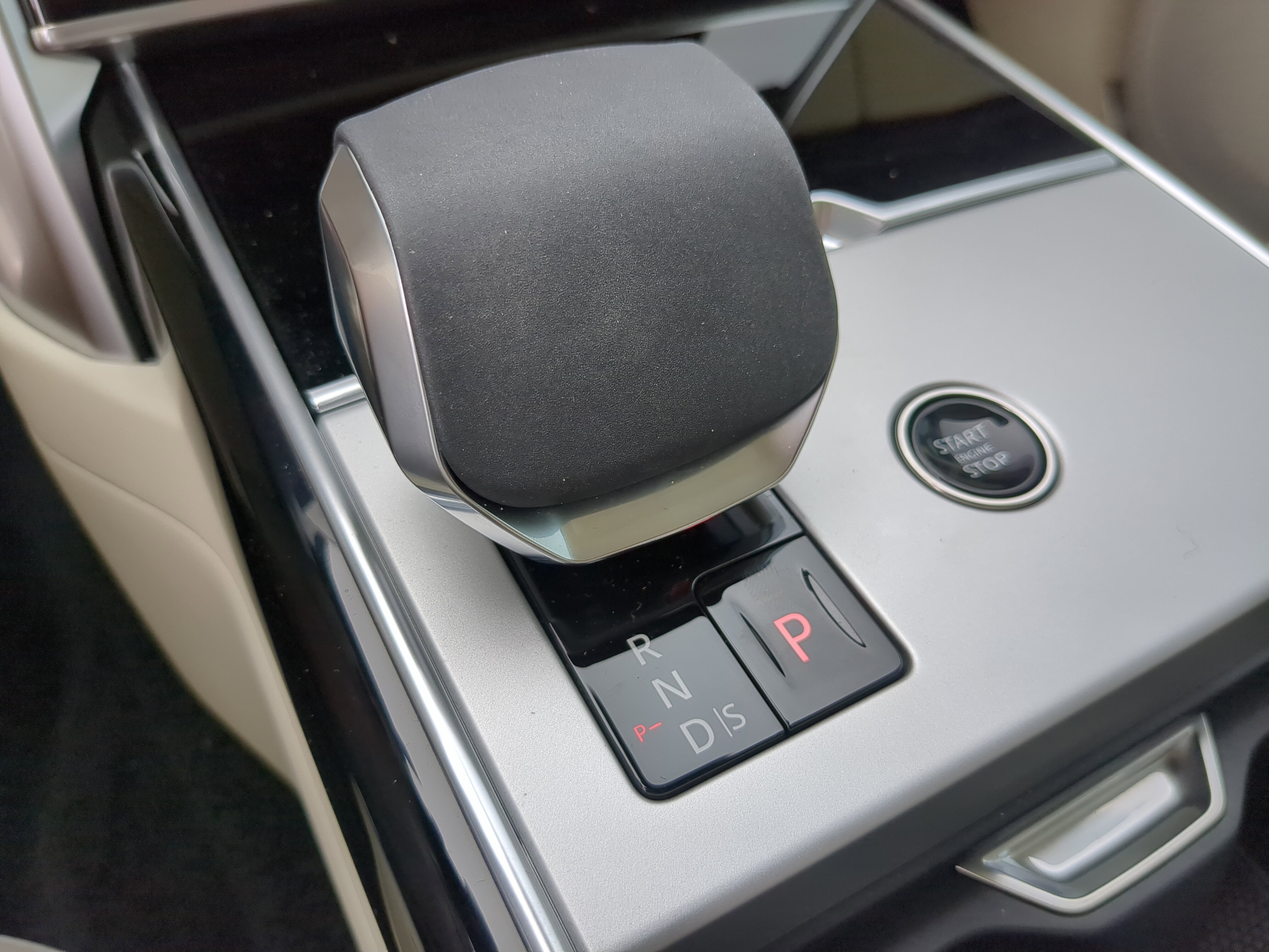 2025 Land Rover Range Rover SE photo 14