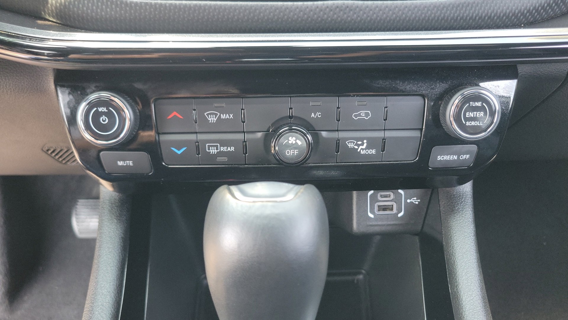 Used 2025 Bright White Clearcoat Jeep Latitude image 23