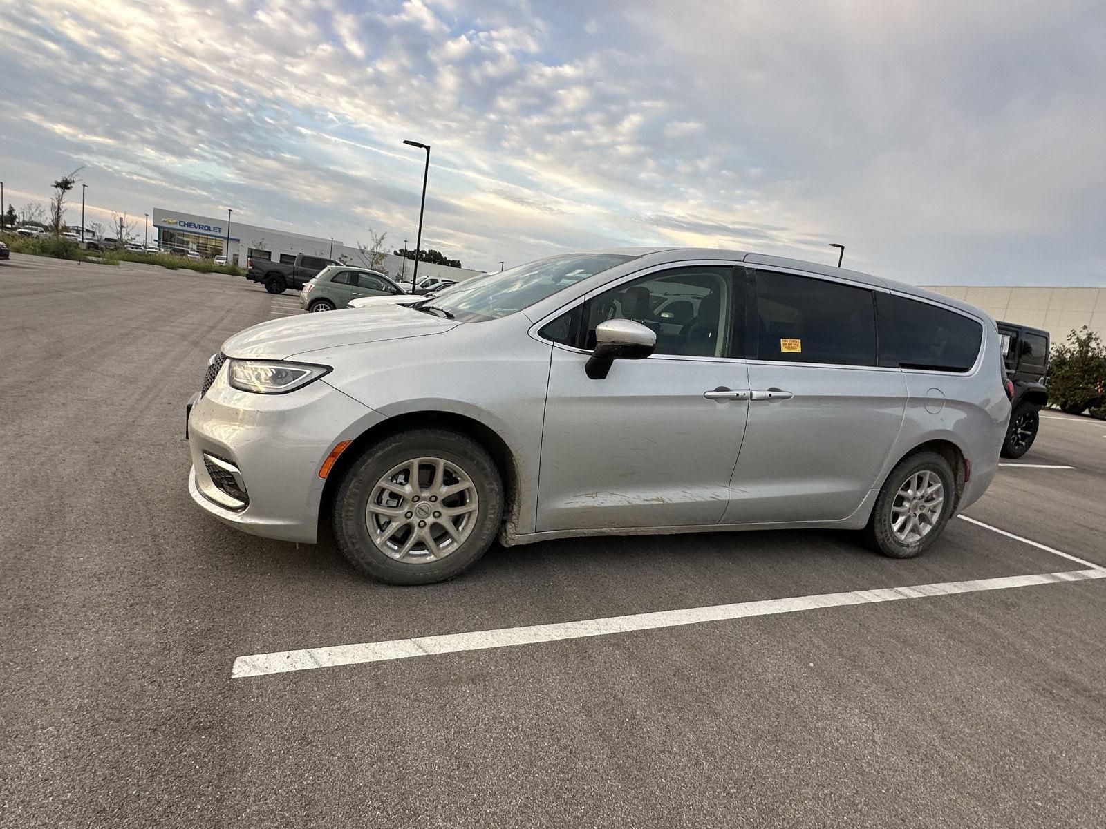 Used 2023 Chrysler Pacifica Touring L with VIN 2C4RC1BG9PR534726 for sale in Kansas City