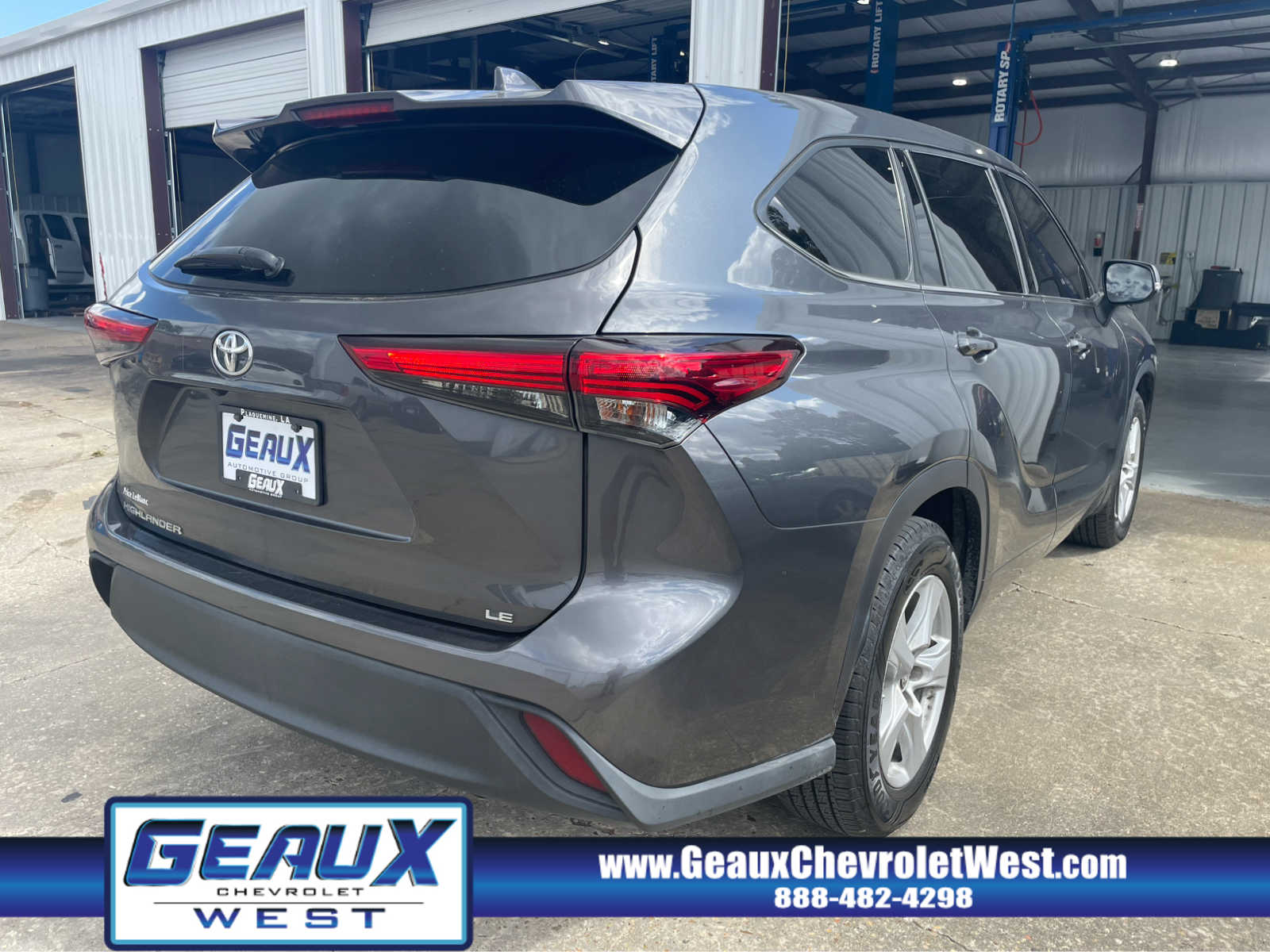 2020 Toyota Highlander LE photo 4