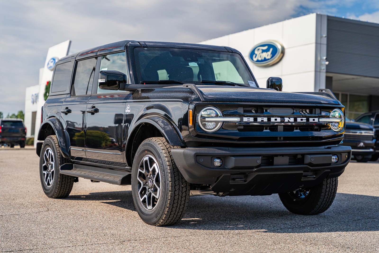 2025 Ford Bronco 4-Door Outer Banks's photo