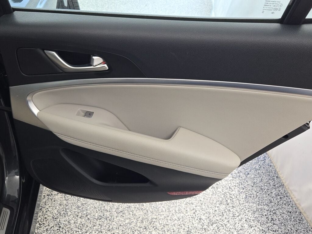 2022 Genesis G70 2.0T photo 9