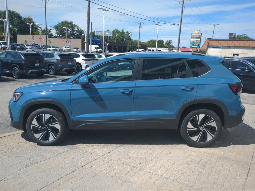 2025 Volkswagen Taos SE photo 4