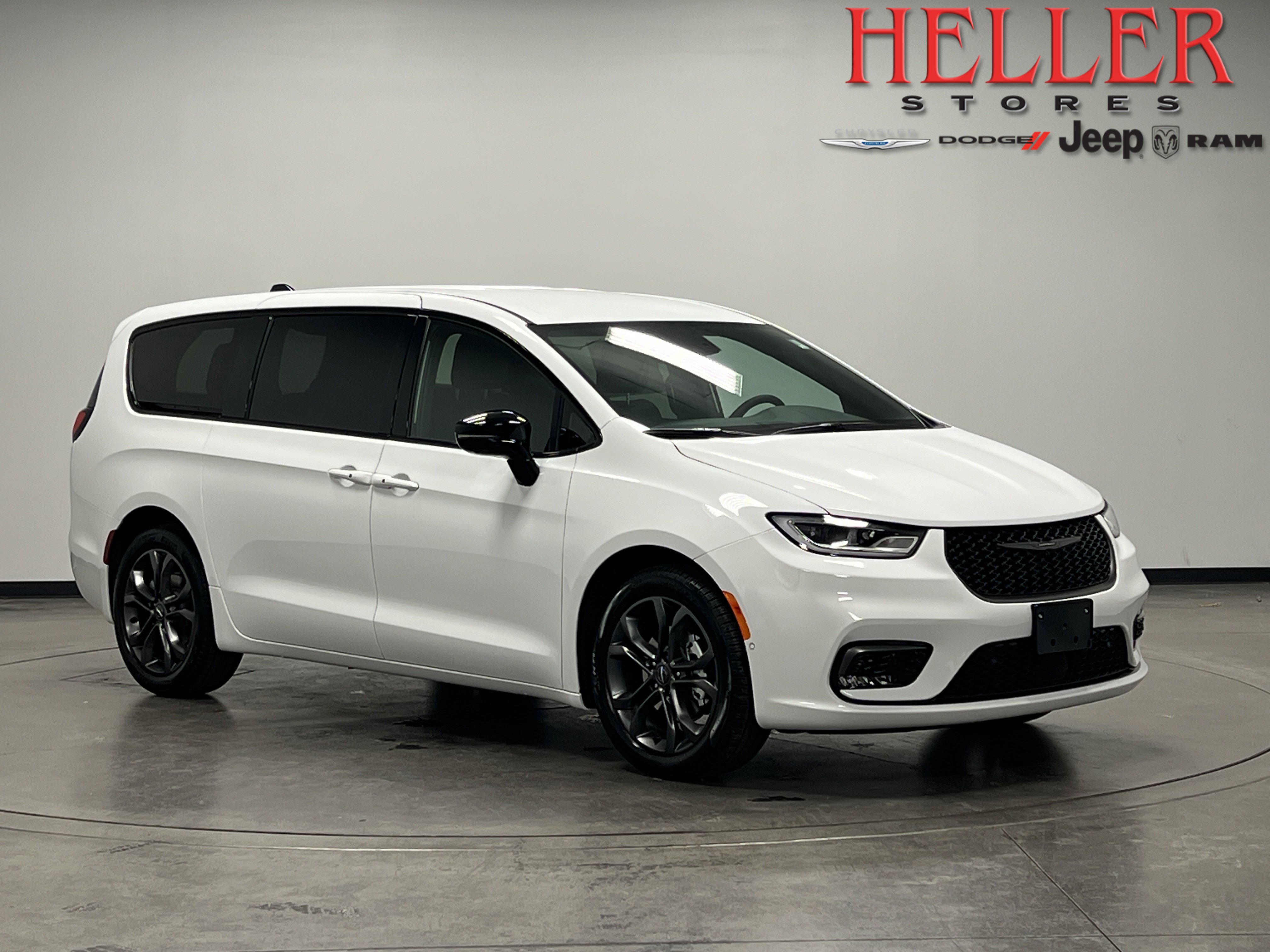 2026 Chrysler Pacifica Select's photo