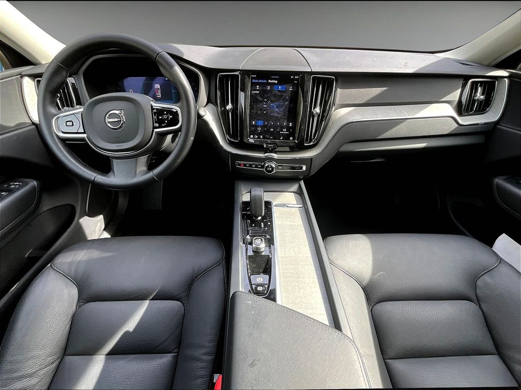 2025 Volvo XC60 B5 Plus photo 17