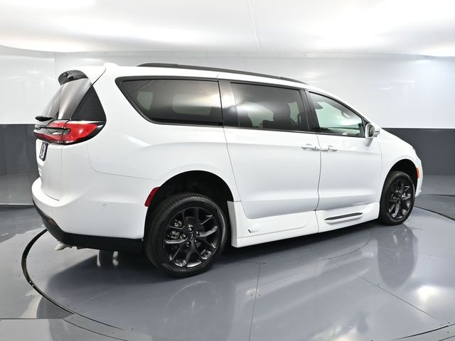 2022 Chrysler Pacifica Touring L photo 4