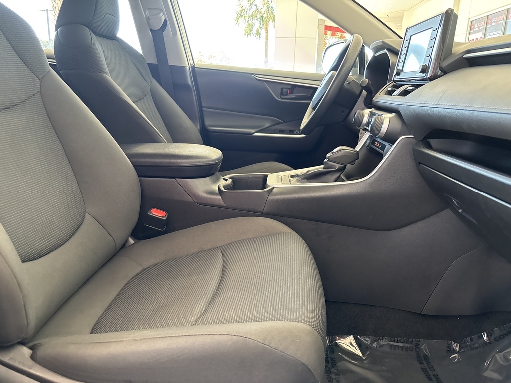 2022 Toyota RAV4 LE photo 16