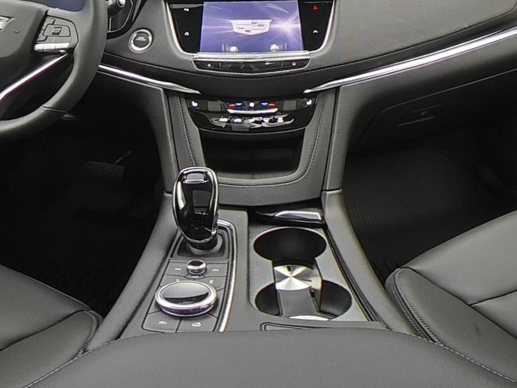 2025 Cadillac XT6 Luxury photo 12