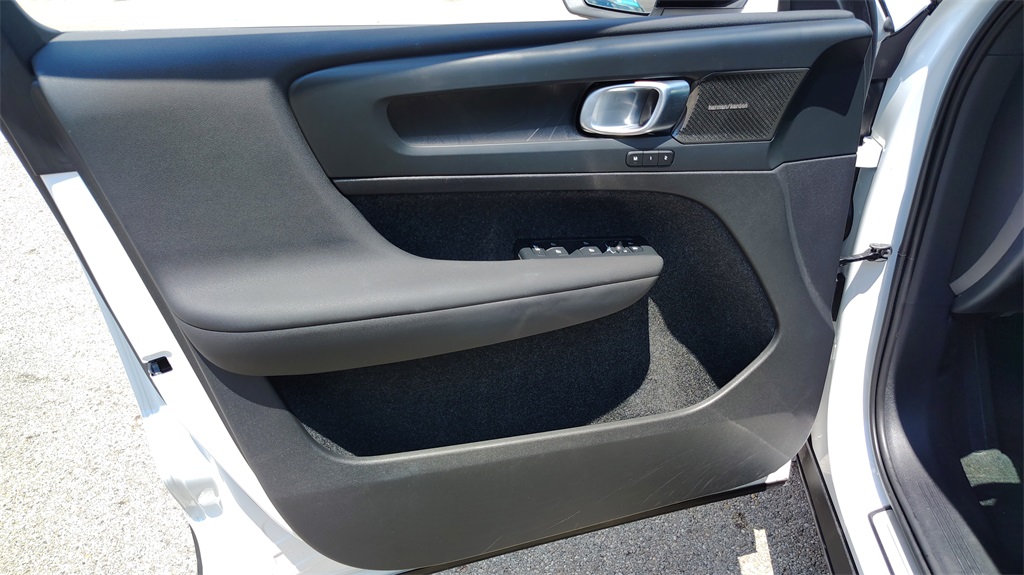 2023 Volvo XC40 Recharge Ultimate photo 8