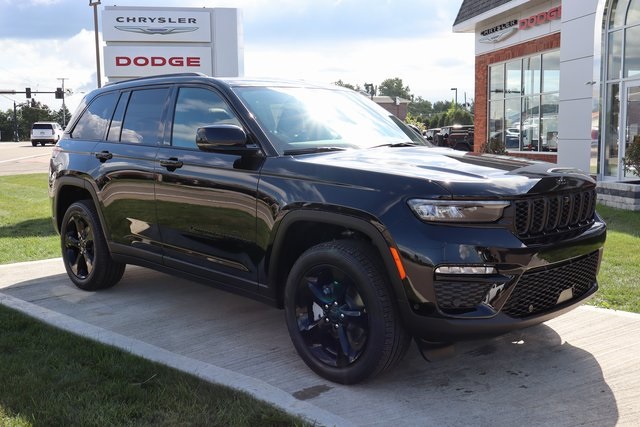 2025 Jeep Grand Cherokee Limited photo 2