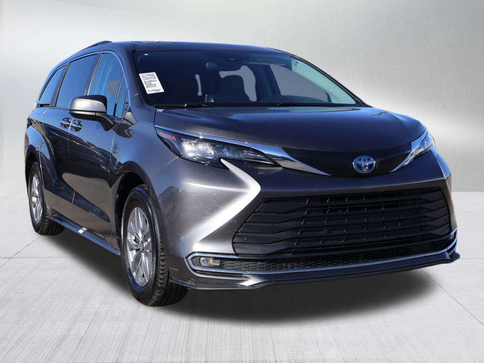 2024 Toyota Sienna XLE's photo