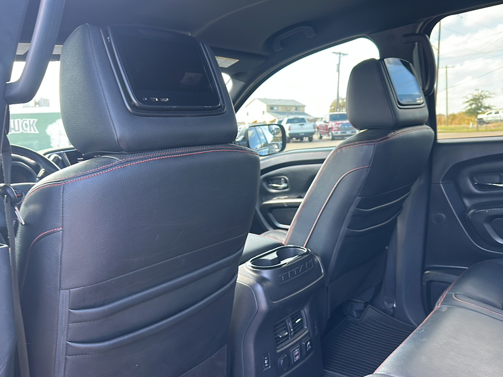 2021 Nissan Titan Crew Cab PRO-4X photo 2