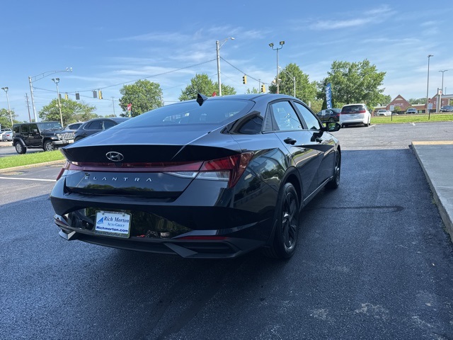 2023 Hyundai Elantra SEL photo 3