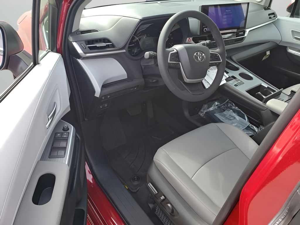 2025 Toyota Sienna XLE photo 8
