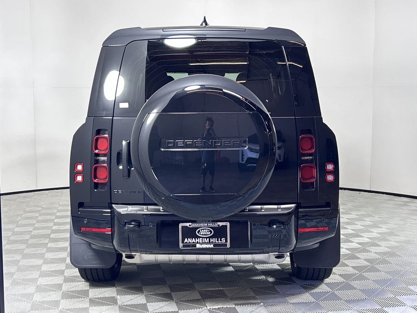 2025 Land Rover Defender 130 X-Dynamic SE photo 4