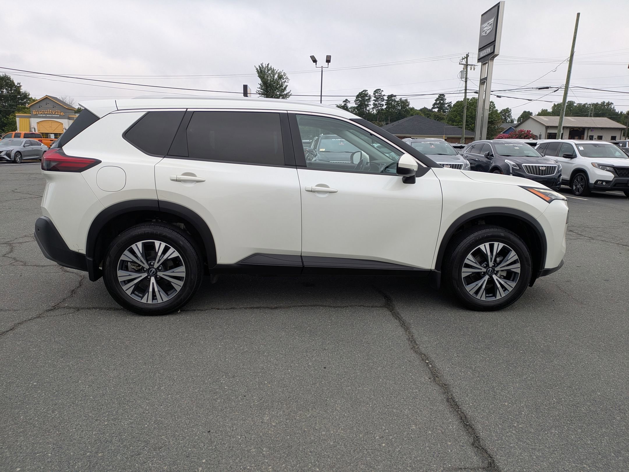 2023 Nissan Rogue SV photo 4
