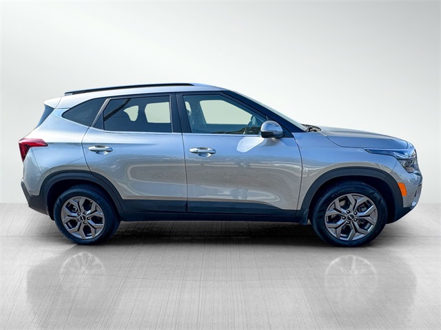2024 Kia Seltos S photo 2