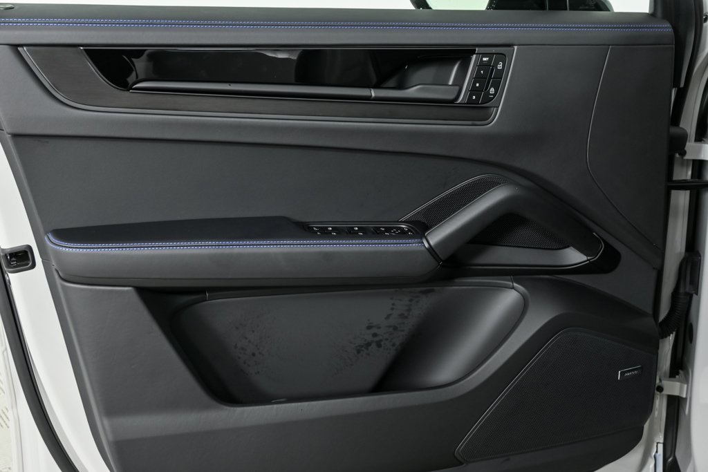 2025 Porsche Cayenne GTS photo 6