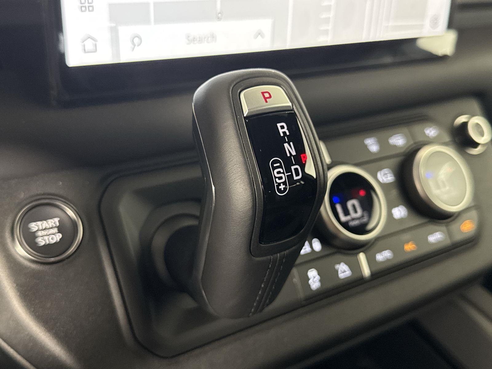2025 Land Rover Defender 130 X-Dynamic SE photo 17