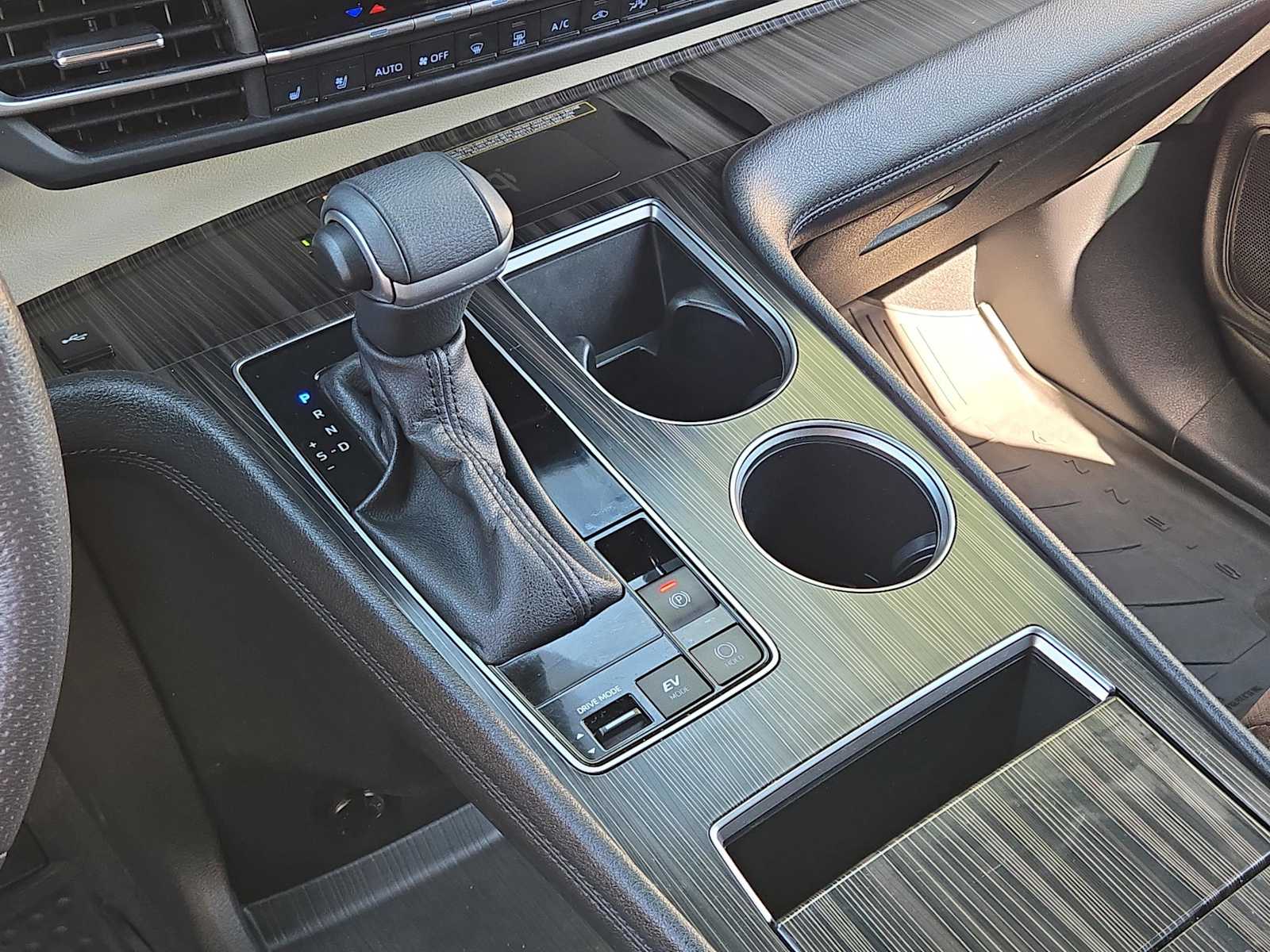 2024 Toyota Sienna Platinum photo 28