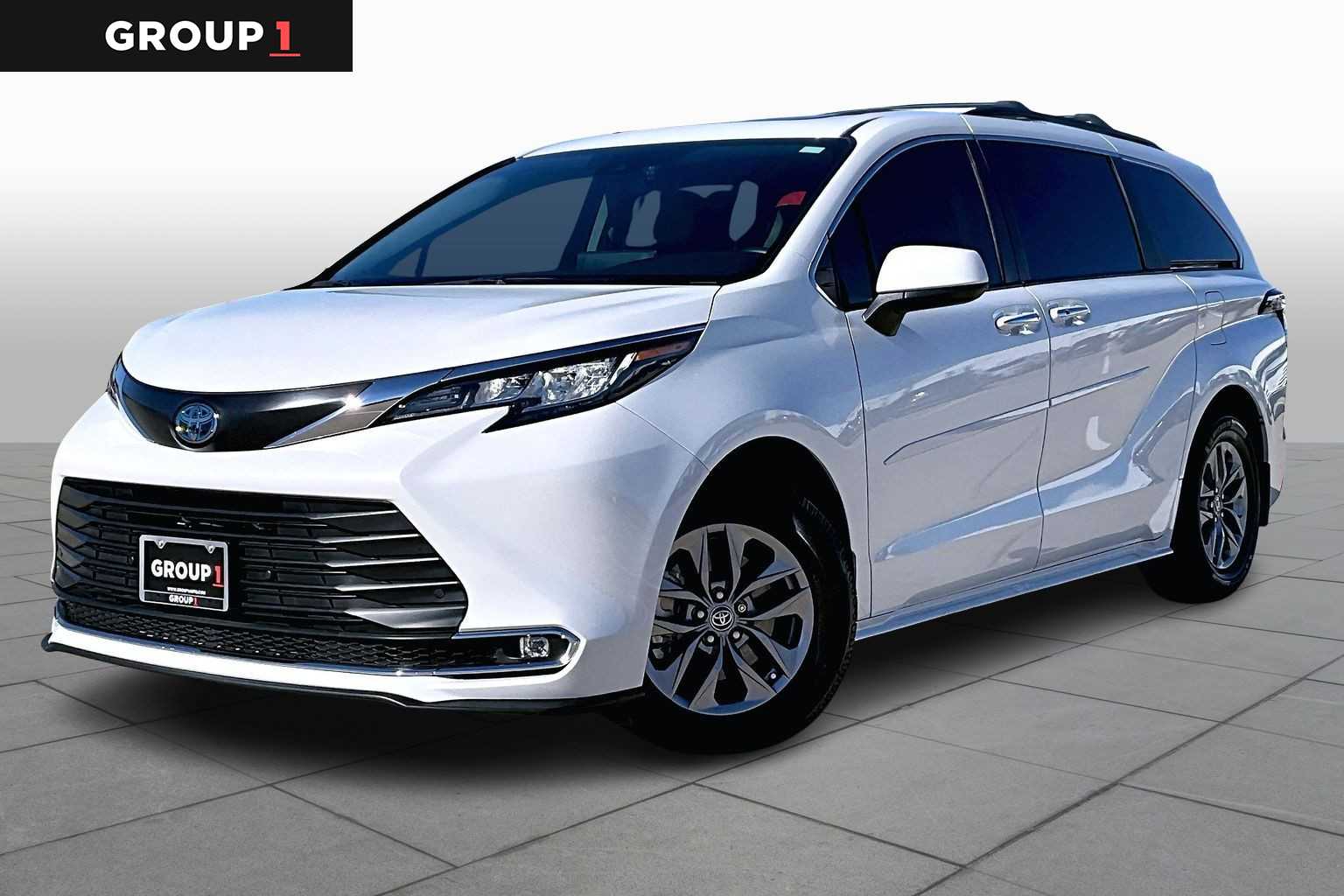 2023 Toyota Sienna XLE's photo