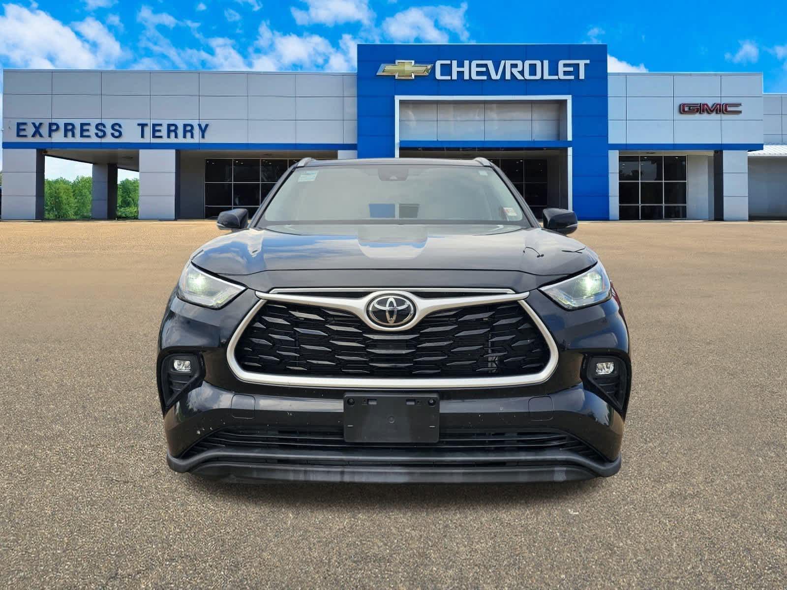 2022 Toyota Highlander XLE photo 2