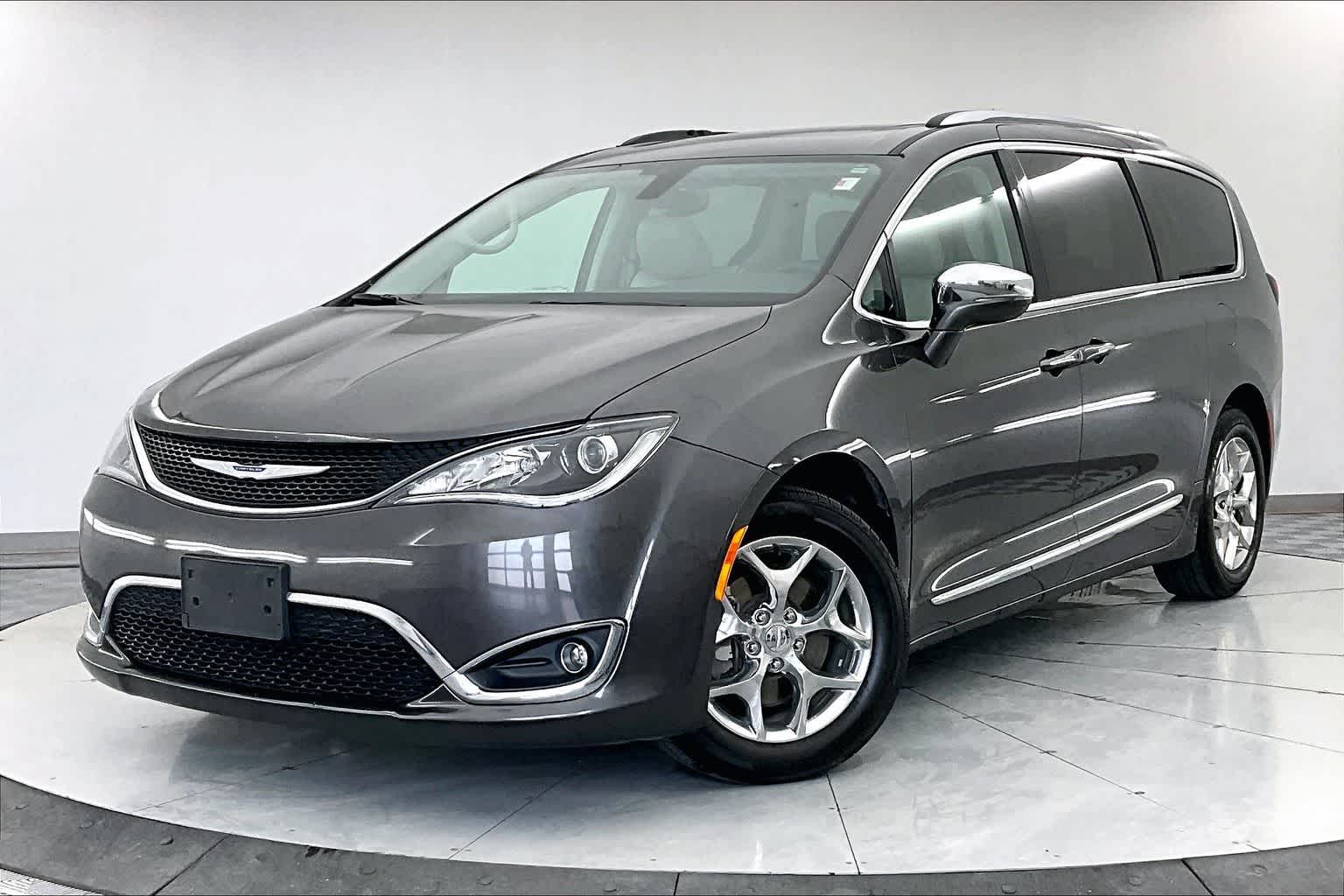 2018 Chrysler Pacifica Limited's photo