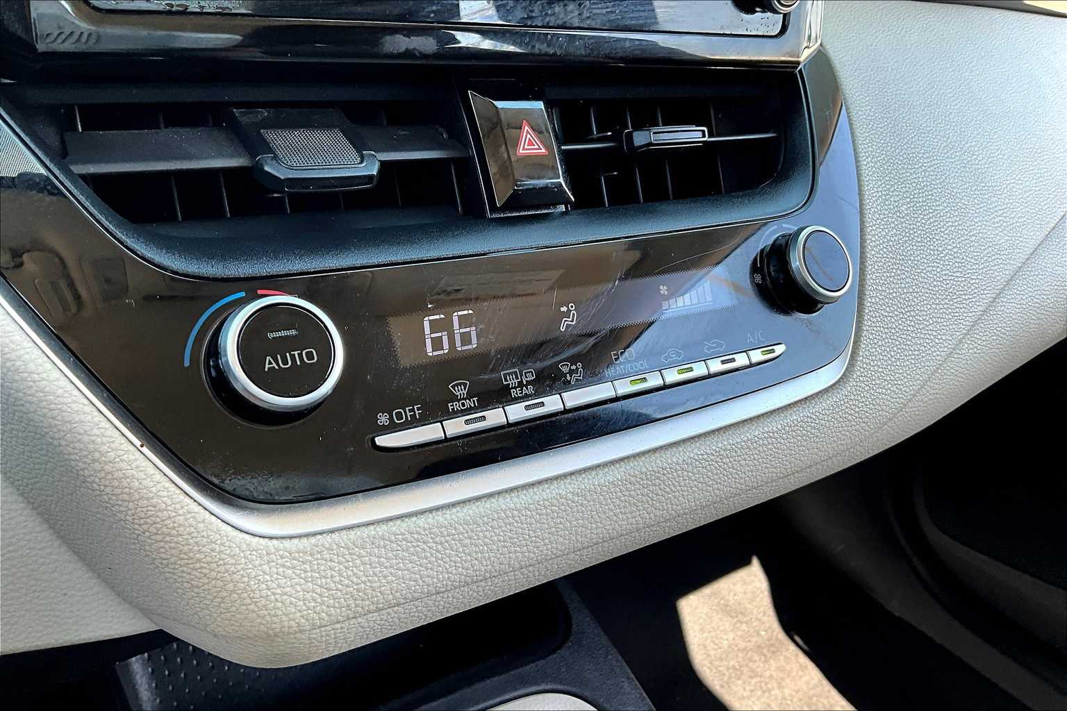 2020 Toyota Corolla LE photo 30