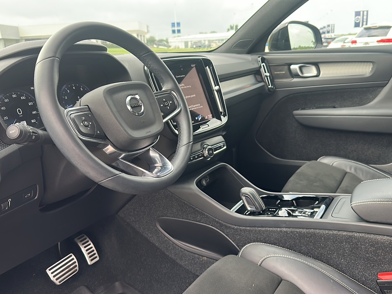 2022 Volvo XC40 T5 R-Design photo 2